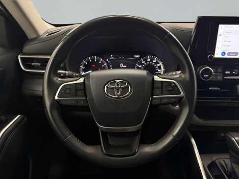 Used 2024 Toyota Highlander LE FWD image 17