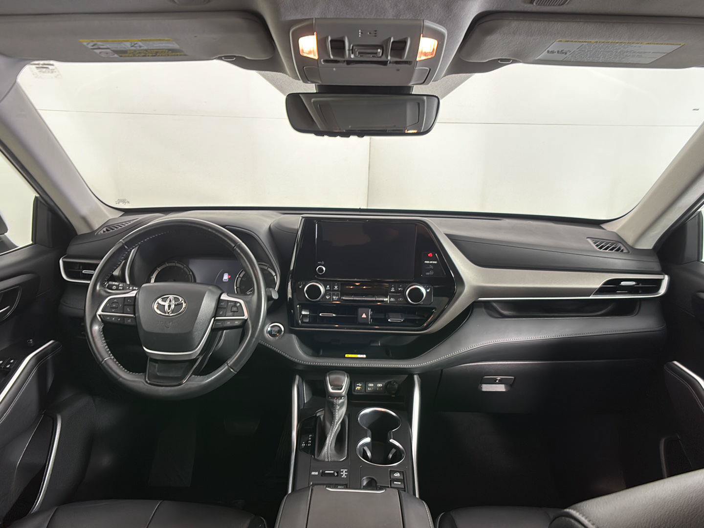 Used 2023 Toyota Highlander XLE AWD/4WD image 22