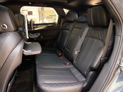 Used 2017 Bentley Bentayga AWD/4WD image 28