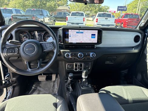 Used 2025 Jeep Gladiator Sport AWD/4WD image 15