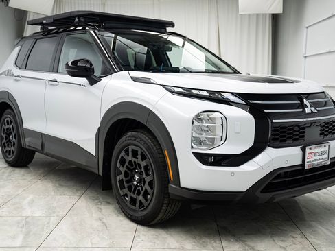 Used 2025 Mitsubishi Outlander Trail Edition image 1