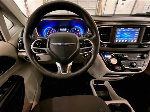 Used 2020 Chrysler Voyager L image 5