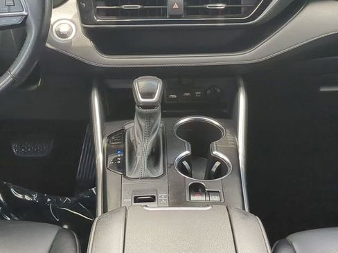Used 2021 Toyota Highlander XSE FWD image 19