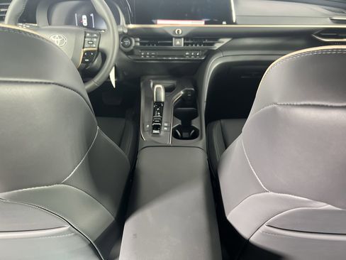 Used 2023 Toyota Crown Limited image 27