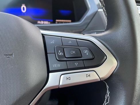 Used 2022 Volkswagen Tiguan SE image 9