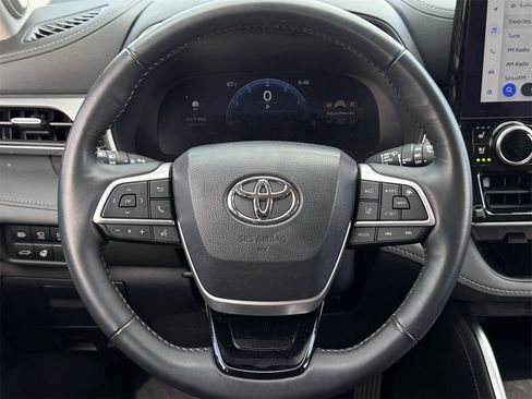 Used 2024 Toyota Highlander Platinum image 11