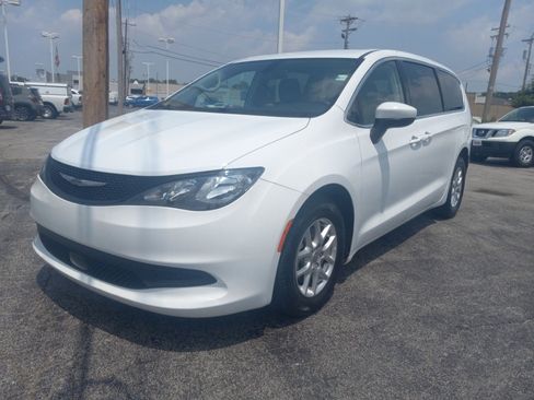 Used 2022 Chrysler Voyager LX FWD image 1