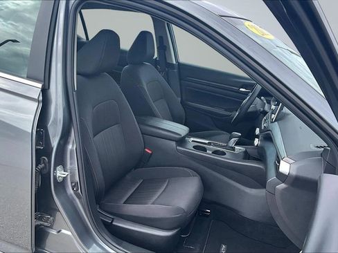 Used 2025 Nissan Altima 2.5 SV FWD image 29