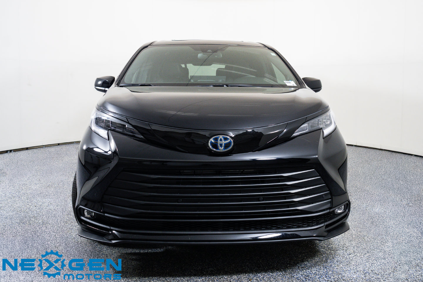 Used 2025 Toyota Sienna XLE Woodland Edition AWD/4WD image 18