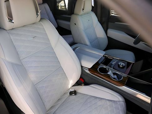 Used 2025 Cadillac Escalade Sport Platinum w/ LPO, Floor Liner Package AWD/4WD image 31