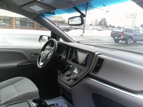 Used 2015 Toyota Sienna LE image 22