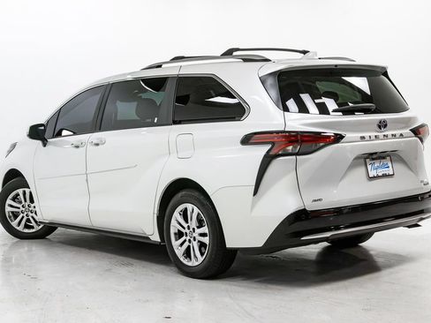 Used 2024 Toyota Sienna Platinum AWD/4WD image 27