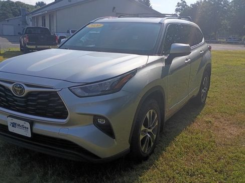 Used 2020 Toyota Highlander XLE AWD/4WD image 3