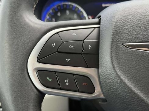 Used 2024 Chrysler Pacifica Touring-L FWD image 23