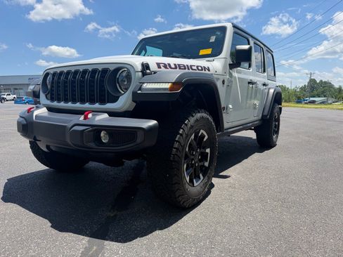 Used 2025 Jeep Wrangler Unlimited Rubicon AWD/4WD image 8
