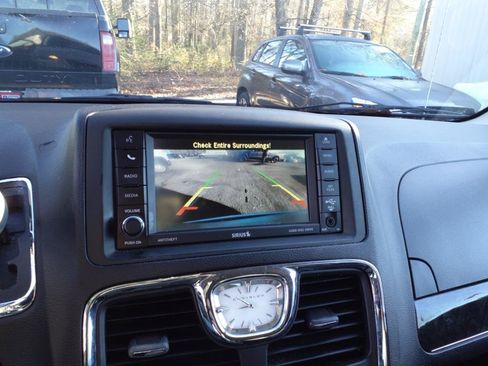 Used 2015 Chrysler Town & Country Touring w/ Driver Convenience Group FWD image 15