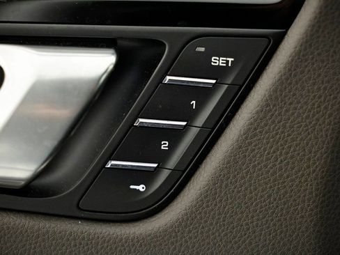 Certified 2025 Porsche Macan AWD/4WD image 20