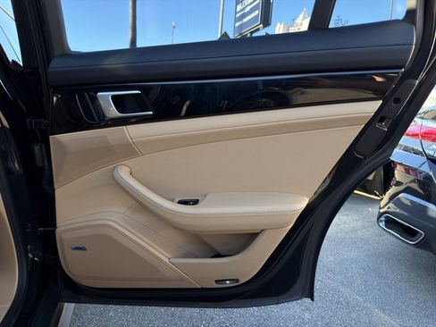 Used 2018 Porsche Panamera w/ Premium Package image 38
