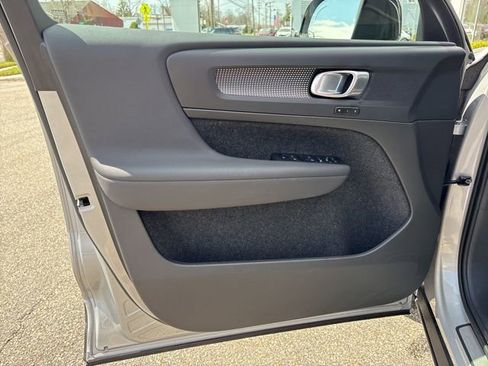 Used 2025 Volvo XC40 B5 Plus image 17