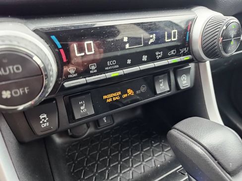 Used 2021 Toyota RAV4 XLE w/ Convenience Package FWD image 10
