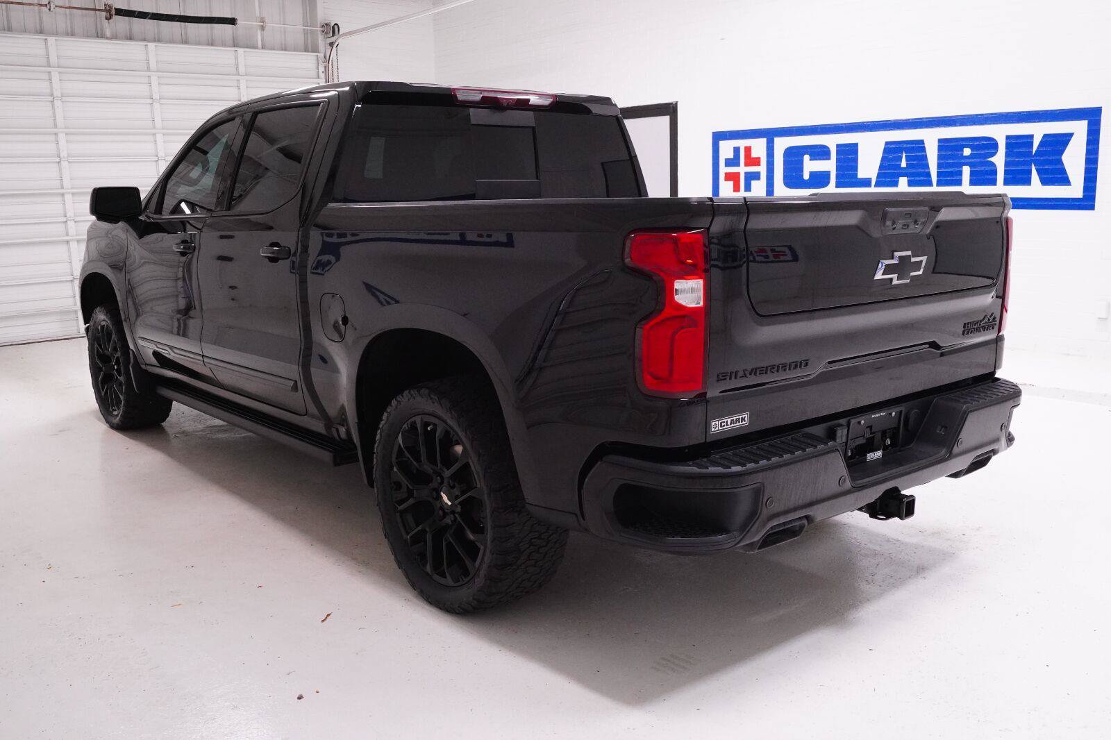 Used 2025 Chevrolet Silverado 1500 High Country w/ High Country Premium Package AWD/4WD image 33