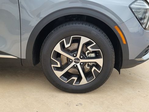 Used 2025 Kia Sportage EX FWD image 9