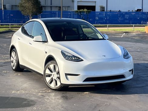 Used 2022 Tesla Model Y Long Range AWD/4WD image 3