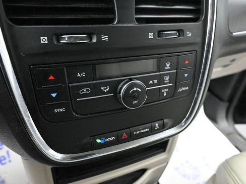 Used 2013 Chrysler Town & Country Touring image 37