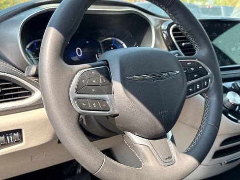 Used 2023 Chrysler Pacifica Touring-L FWD image 14