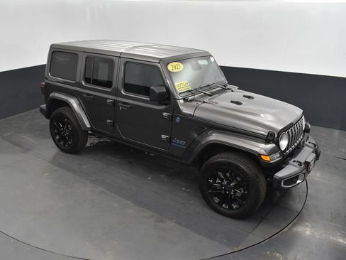 Used 2025 Jeep Wrangler Unlimited Sahara w/ Safety Group AWD/4WD image 29