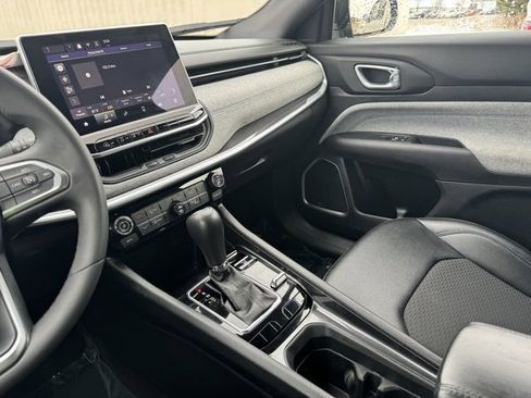 Used 2024 Jeep Compass Latitude image 13