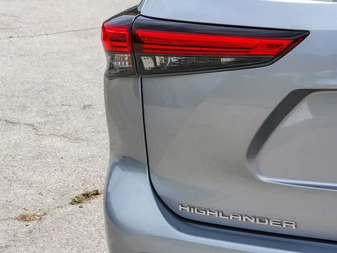 Used 2021 Toyota Highlander XLE AWD/4WD image 11