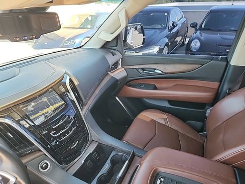 Used 2016 Cadillac Escalade Luxury RWD image 7