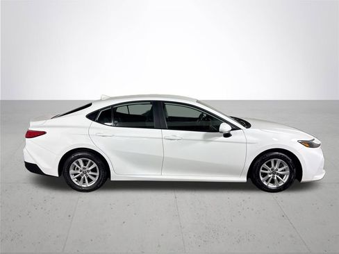 Used 2025 Toyota Camry LE image 5