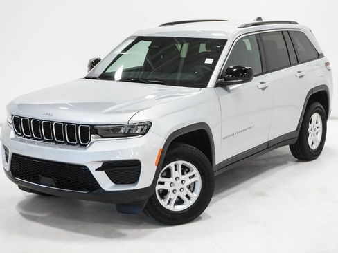 Certified 2025 Jeep Grand Cherokee Laredo w/ Luxury Tech Group I image 2