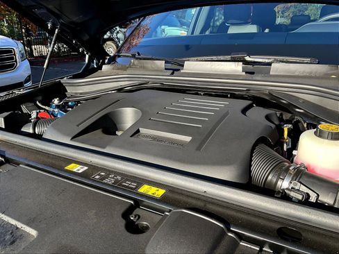 New 2025 Land Rover Range Rover Long Wheelbase SE image 32