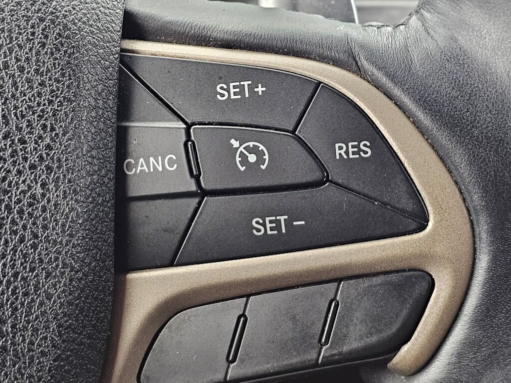 Used 2014 Jeep Grand Cherokee Laredo w/ Security & Convenience Group AWD/4WD image 20