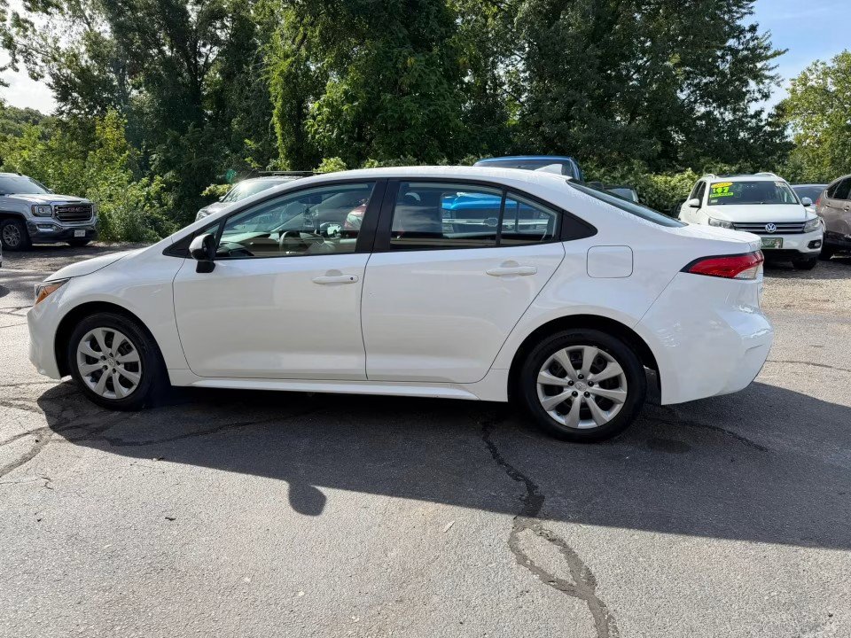 Used 2022 Toyota Corolla LE FWD image 9