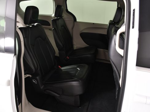 Used 2024 Chrysler Pacifica Touring-L FWD image 36