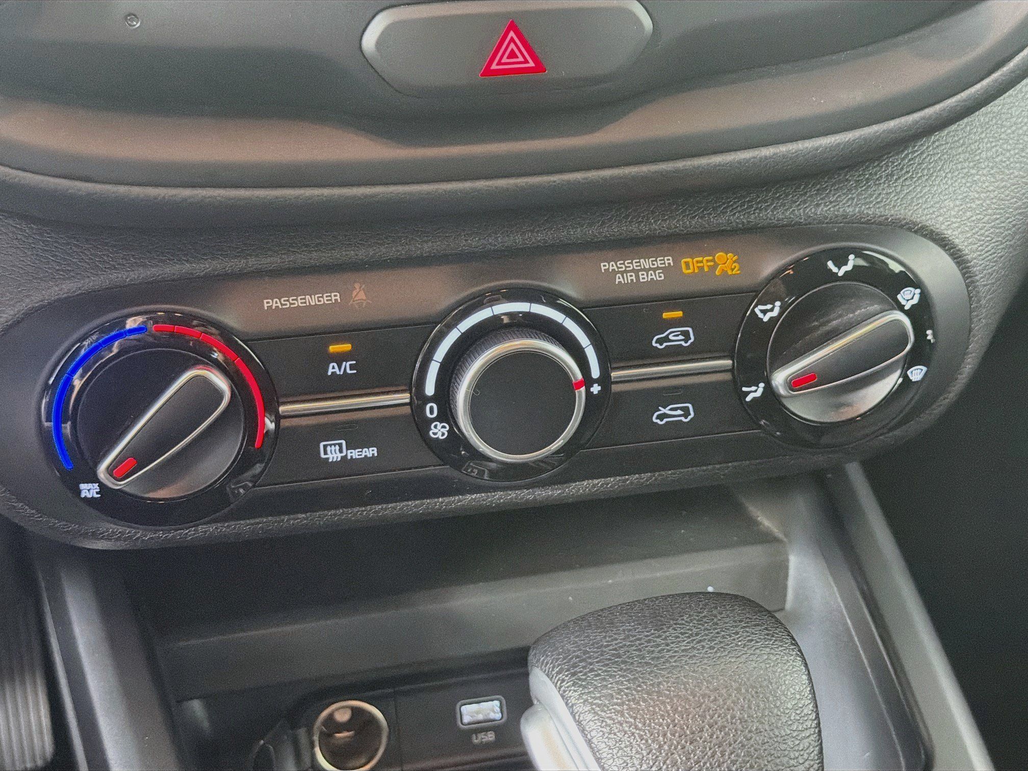 Used 2025 Kia Soul LX w/ LX Technology Package FWD image 23