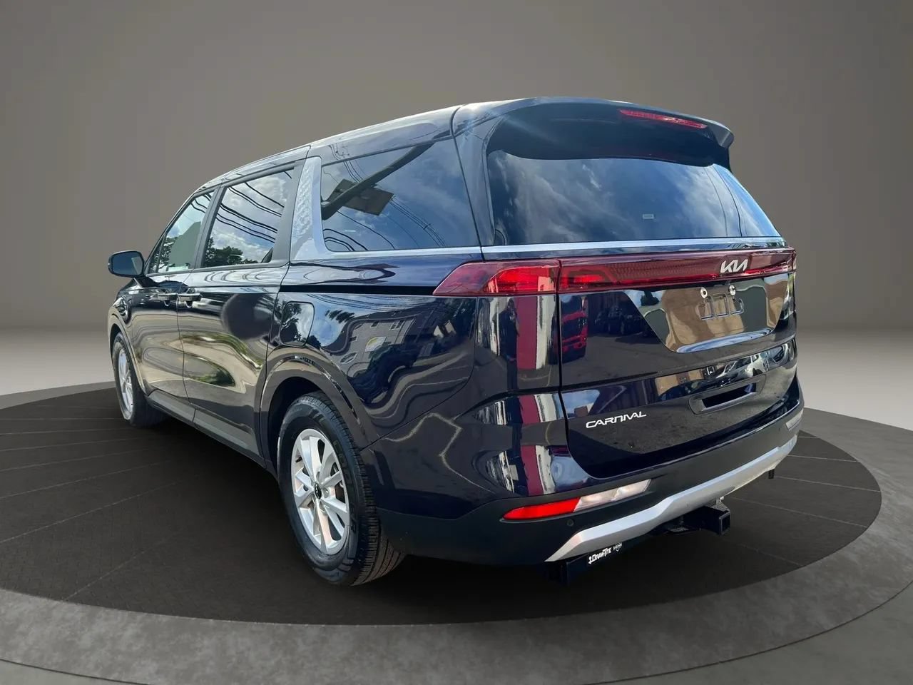 Used 2023 Kia Carnival LX FWD image 7