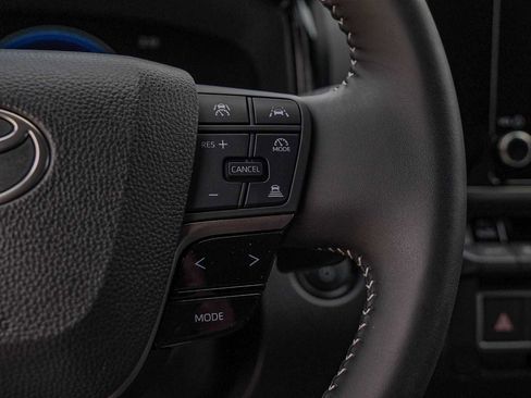 Used 2025 Toyota Camry SE image 14