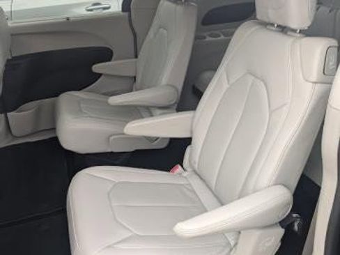 Used 2021 Chrysler Pacifica Touring-L image 15