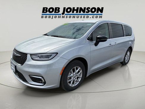 Used 2024 Chrysler Pacifica Touring-L FWD image 7