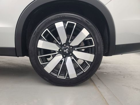 Used 2025 Mitsubishi Outlander SE image 10