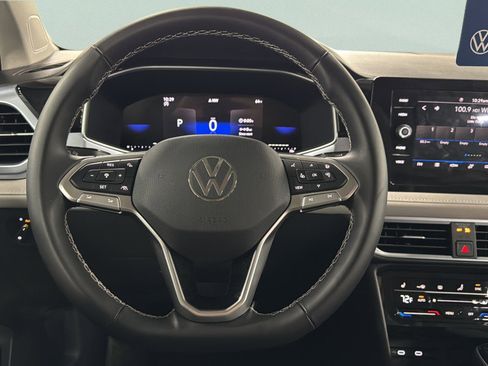 Certified 2025 Volkswagen Taos SE image 35