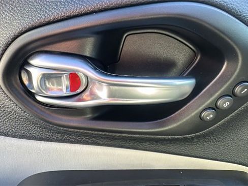 Used 2021 Jeep Cherokee Limited w/ Elite Package image 27