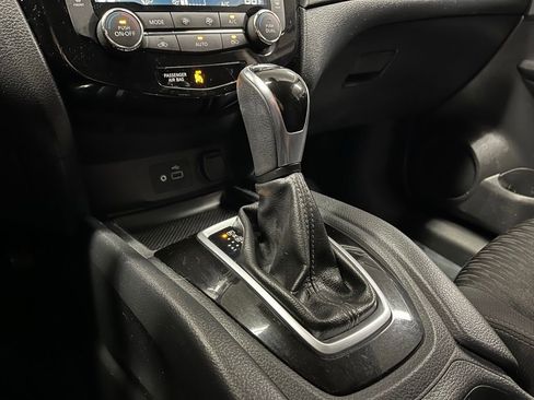 Used 2020 Nissan Rogue SV FWD image 11