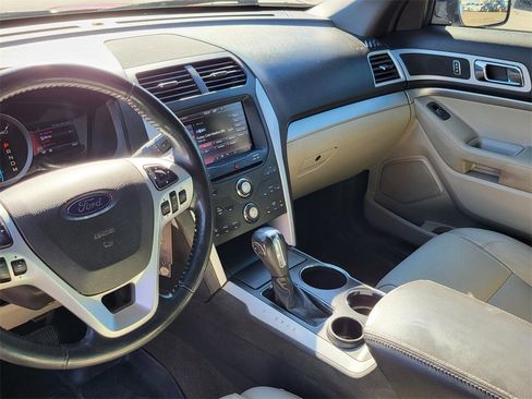 Used 2013 Ford Explorer XLT image 25