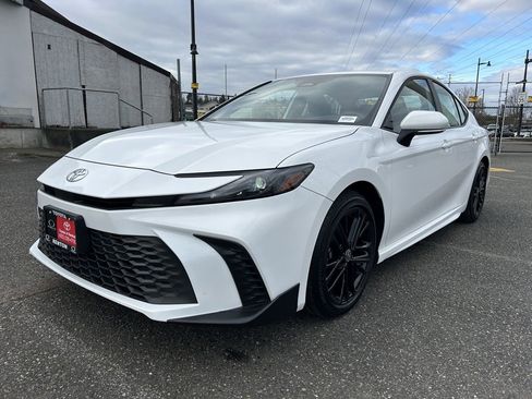 Certified 2025 Toyota Camry SE image 1